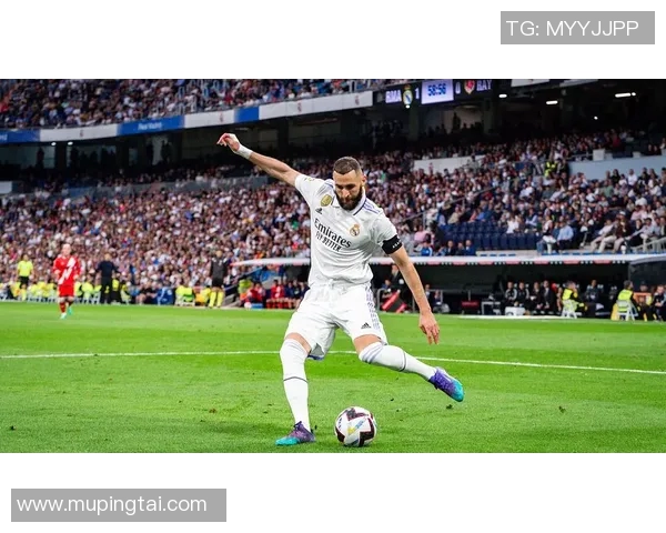 现役皇马足球明星阵容解析与未来发展展望 现役皇马足球明星阵容解析与未来发展展望