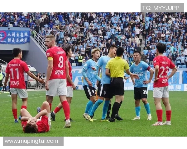 足球明星保安因冲突事件被曝打人引发舆论热议与社会关注