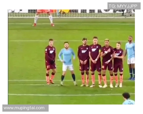 足球明星经典手势视频揭秘他们场上场下的独特魅力与个性风采