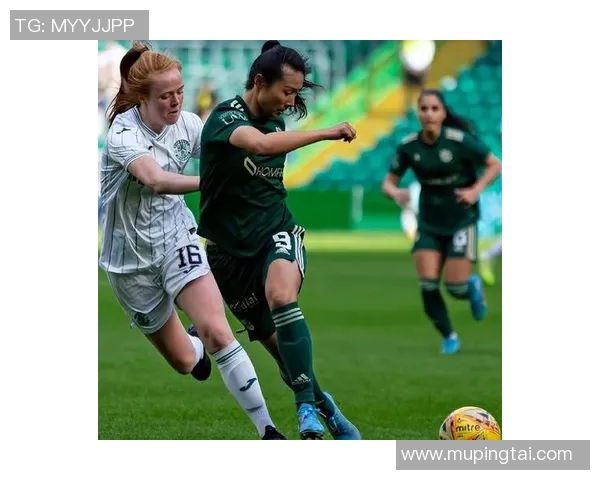 足球明星与女孩的合照展现青春活力与梦想追逐的美好瞬间