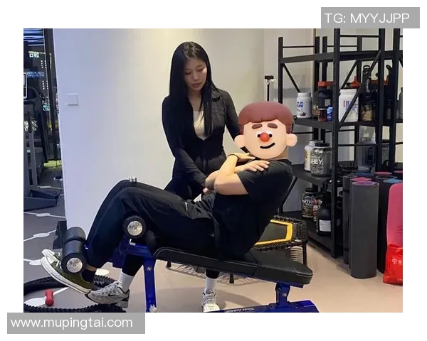 有效哑铃训练视频助你轻松减掉手臂和腹部赘肉塑造完美身材
